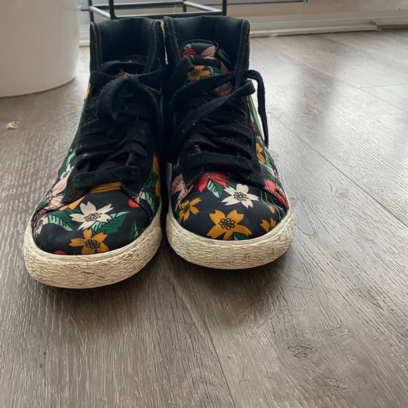 Women’s Nike high top shoes - Picture 2 of 3